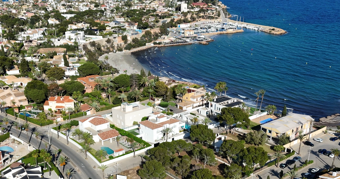 Nadmorska okolica na Costa Blanca, z domami, ogrodami i plażą