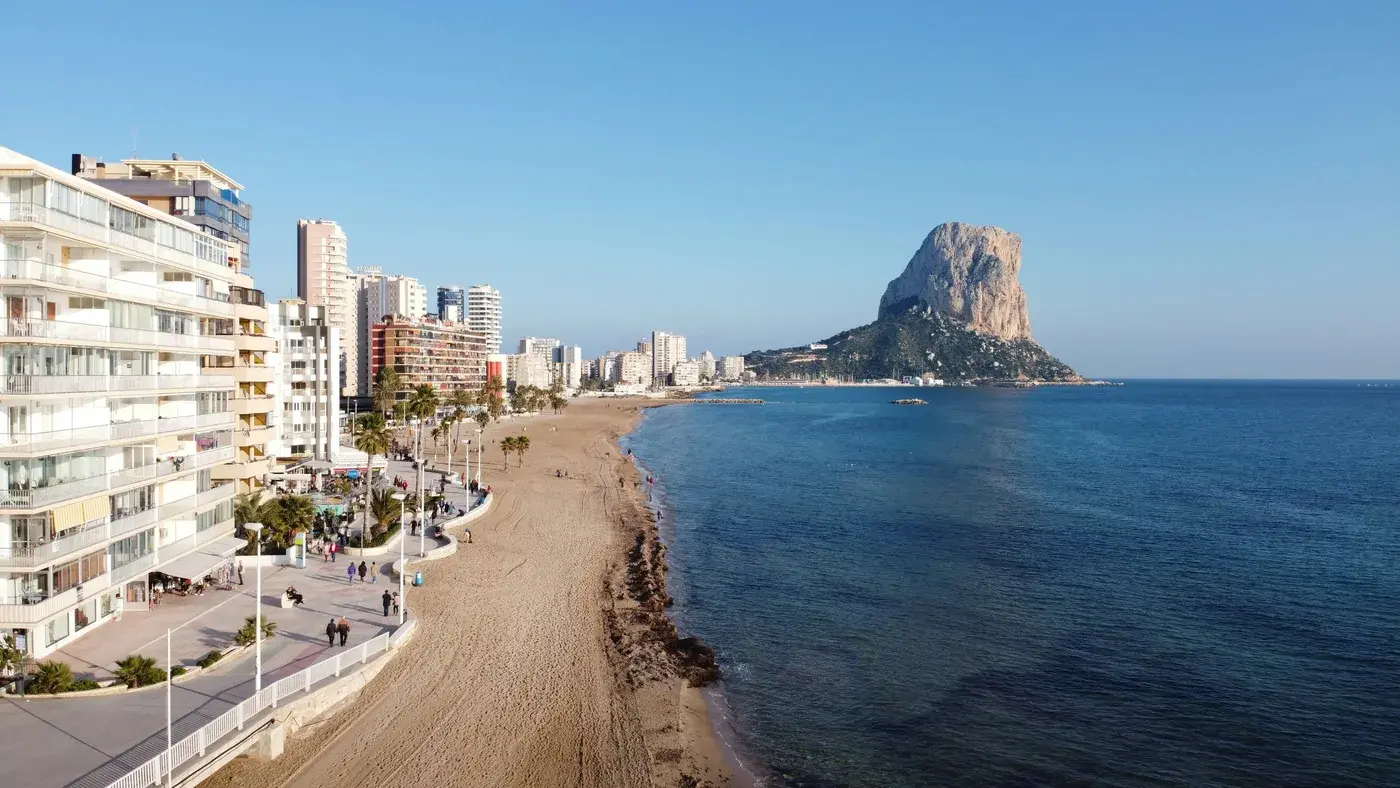 Plaża i nadmorska zabudowa Calpe na Costa Blanca